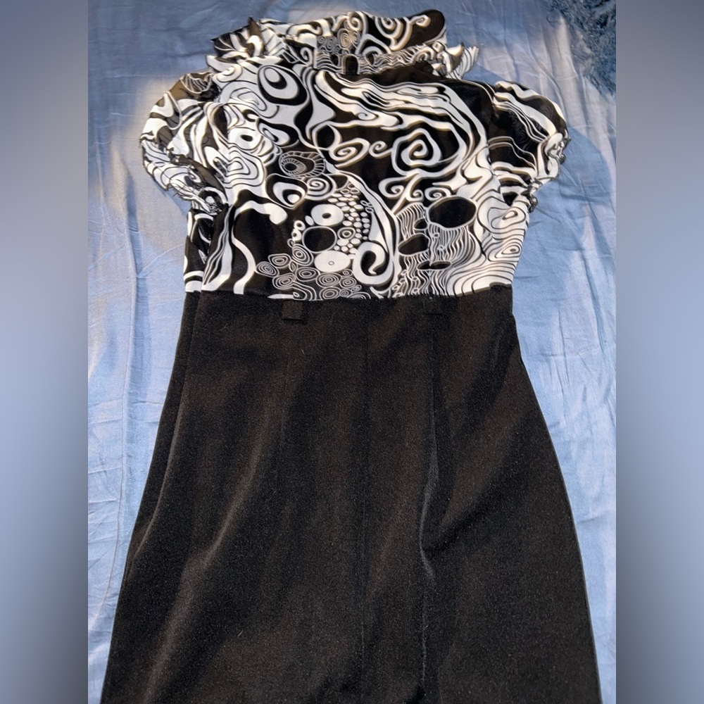Black and white dress. Size 6. Brand Voir Voir